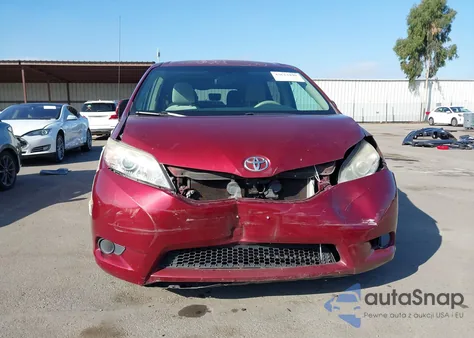 2014 Toyota Sienna Le V6 8 Passenger z USA, uszkodzony, nr VIN 5TDKK3DC2ES422736